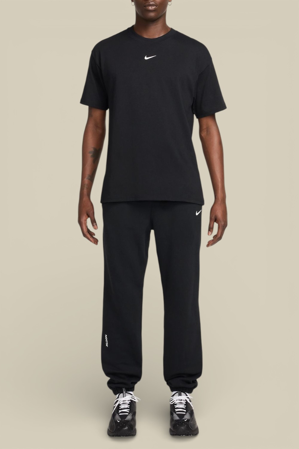 תמונת כל הלוק של מכנסי פליז